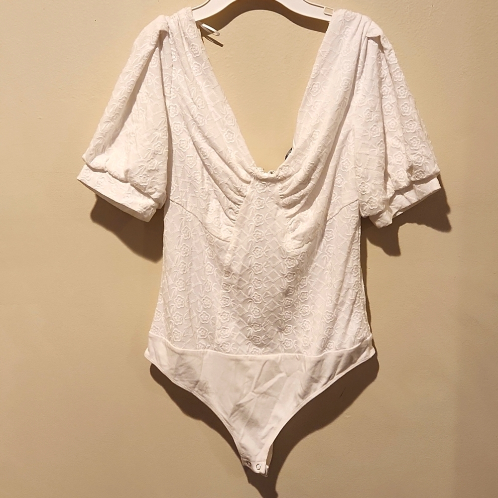 ❤️ EXPRESS EMBROIDERED WHITE THONG BODYSUIT, MEDIUM